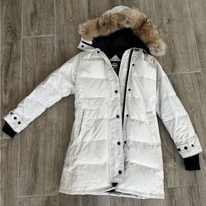 Canada goose shelburne parka with coyote fur trim